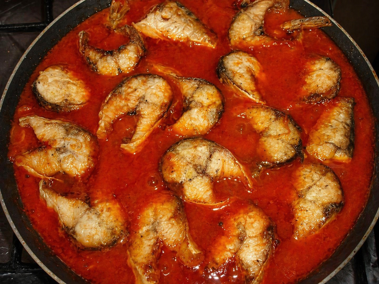 Macrou in sos de rosii