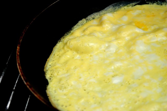 Rulada din omleta cu crema de branza