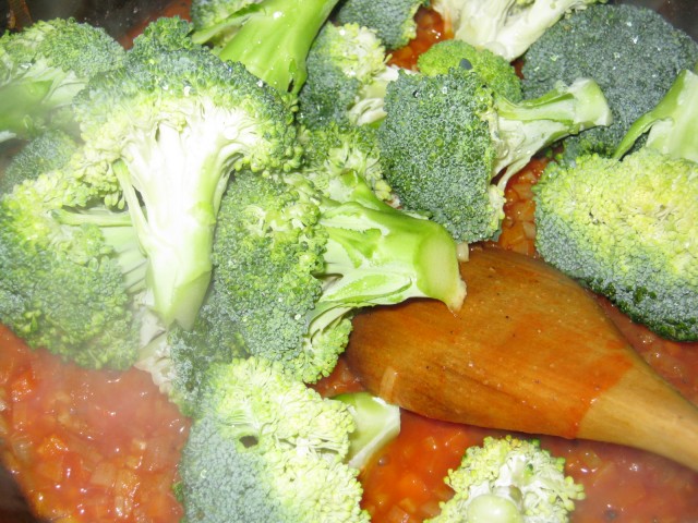 Broccoli in sos rosu