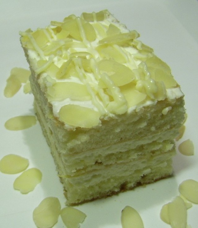 Tort cu mousse de ciocolata alba si lamaie