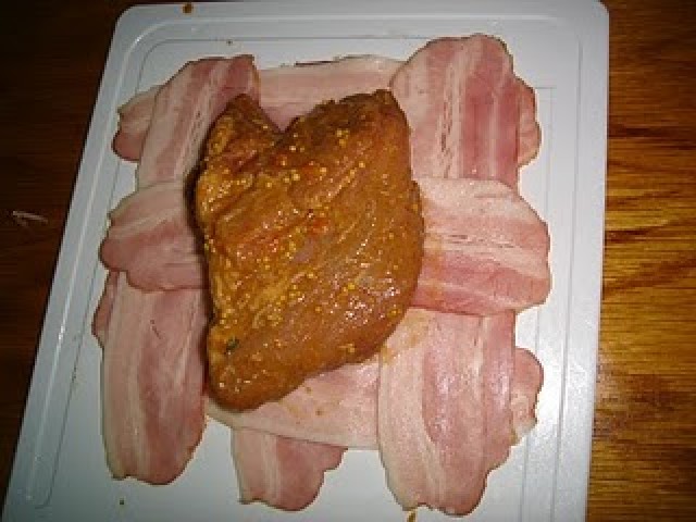 Spata de porc cu bacon impletit