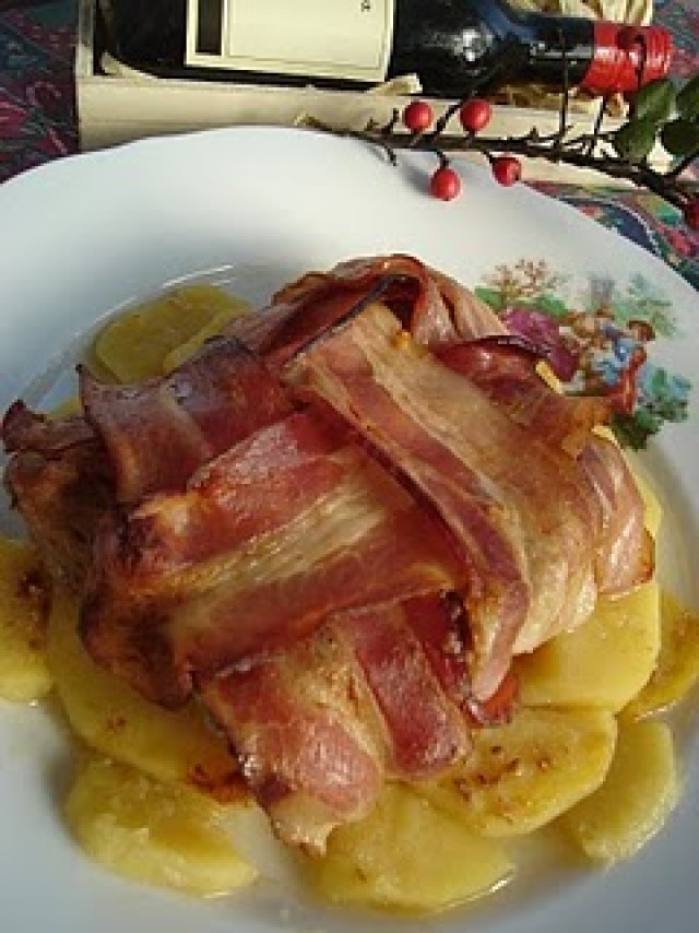 Spata de porc cu bacon impletit