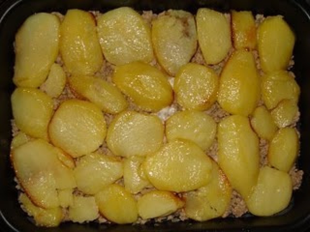 Cartofi gratinati cu oua de prepelita