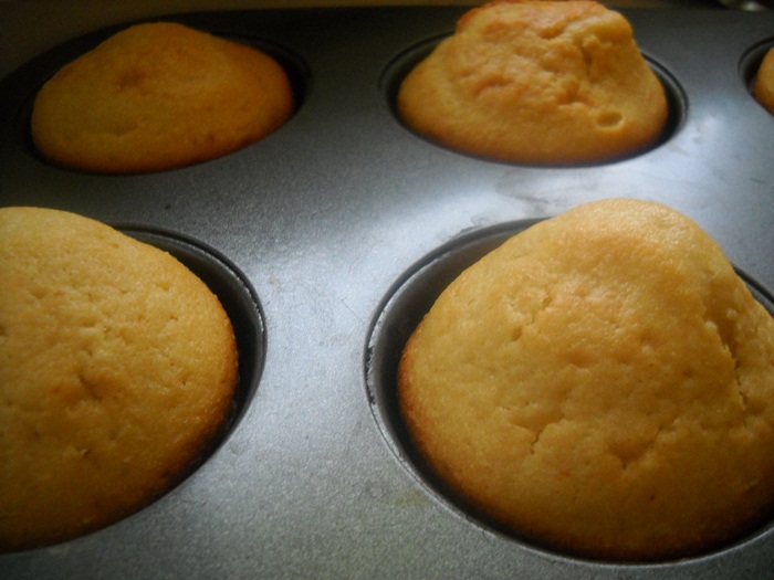 Cupcakes with lemon curd