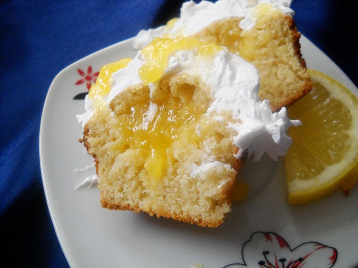 Cupcakes with lemon curd