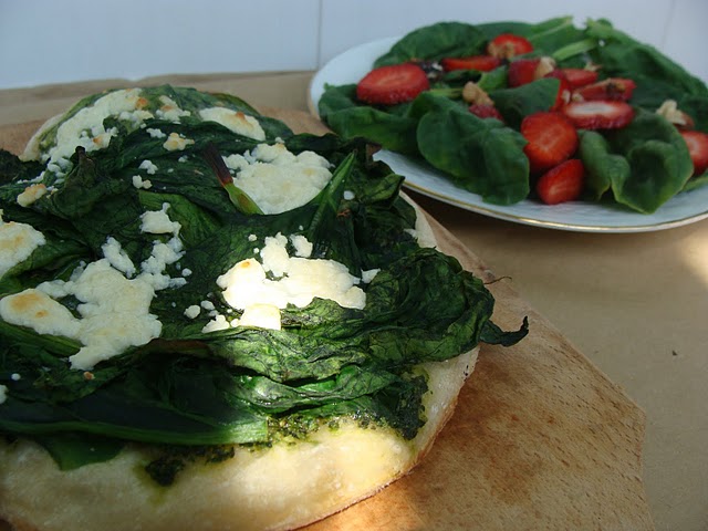 Pizza cu spanac si salata de capsune