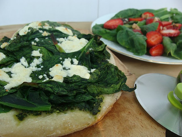 Pizza cu spanac si salata de capsune