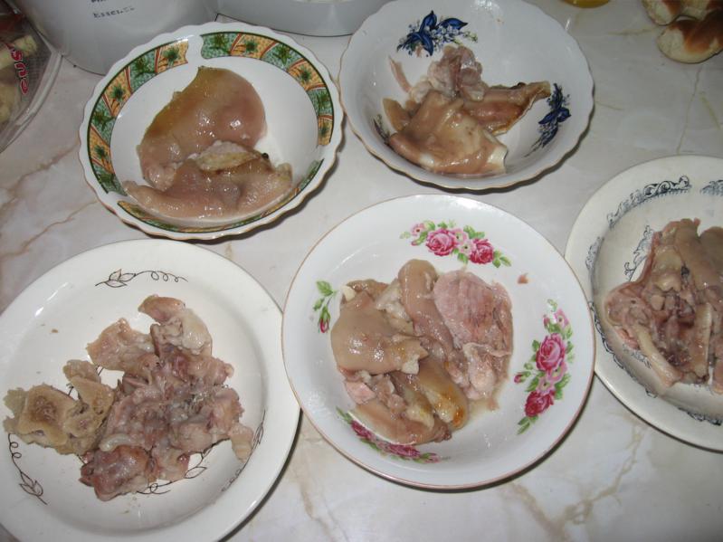 Racituri moldovenesti (sau piftie de porc)
