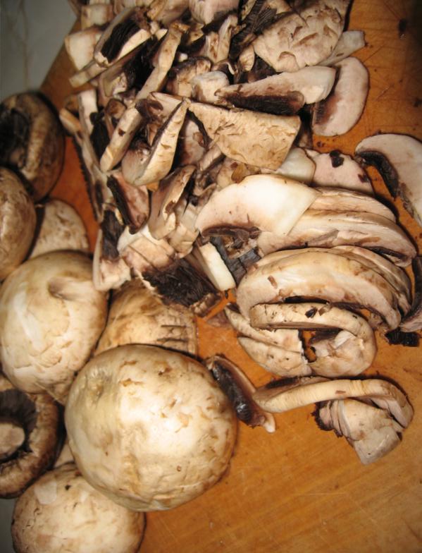 Spaghetti cu ciuperci champignon si cascaval