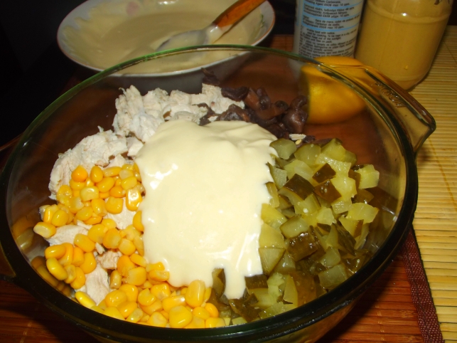 Salata din piept de pui cu maioneza si porumb
