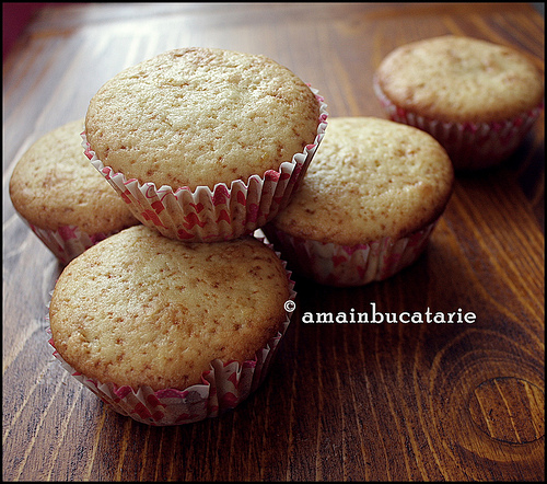 Muffins cu portocale si inima de nuca