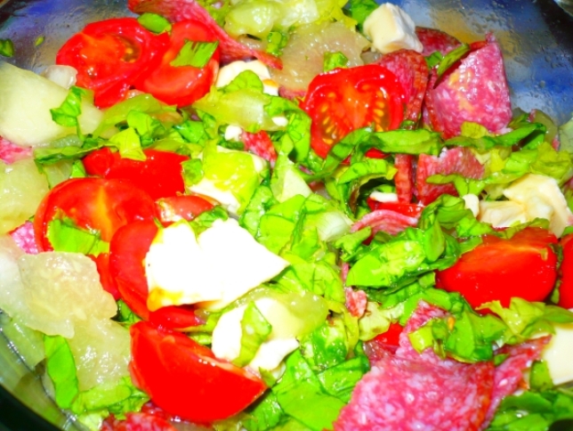 Salata cu pepene galben si brie