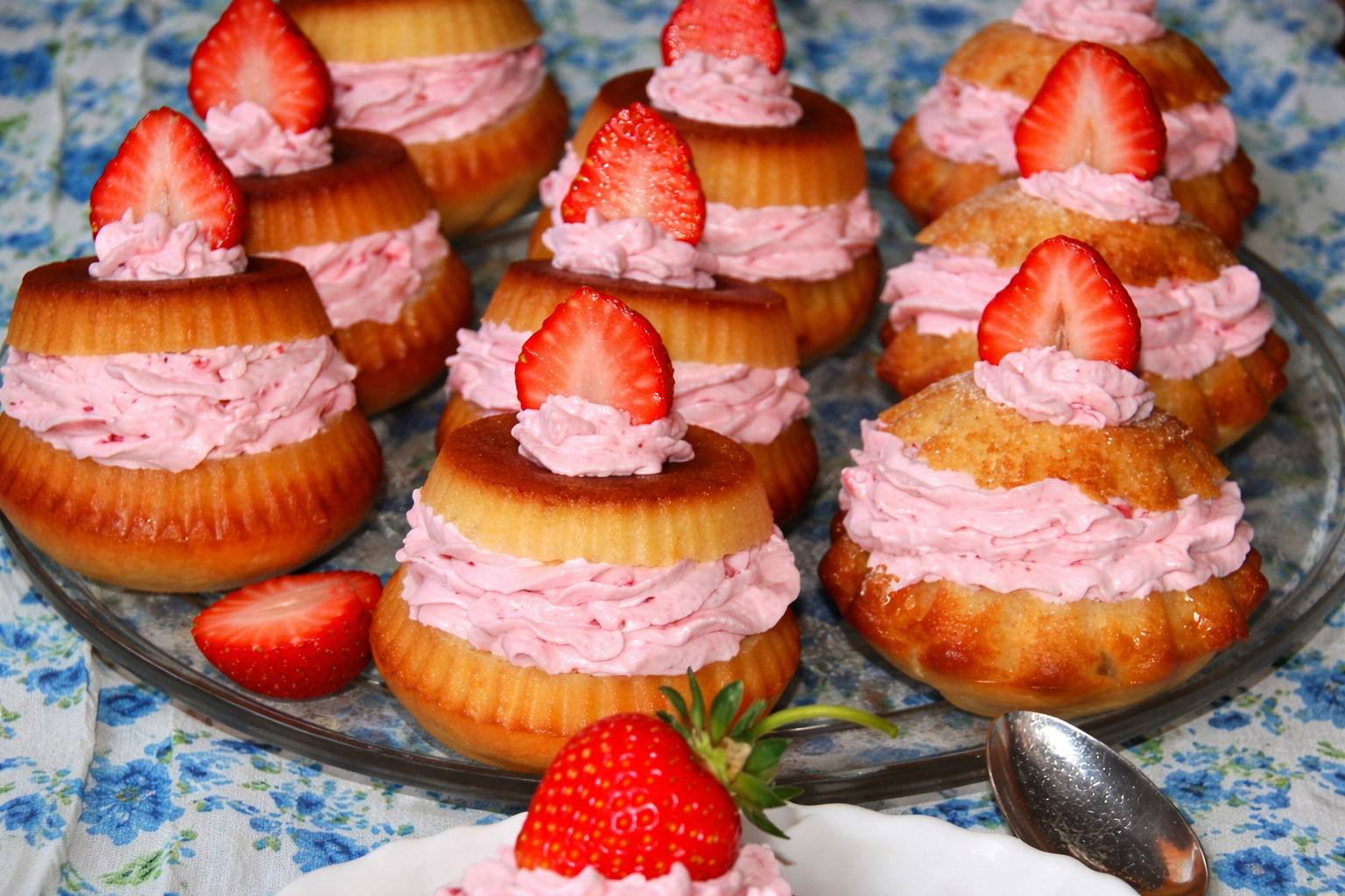 Savarine cu spuma de capsuni