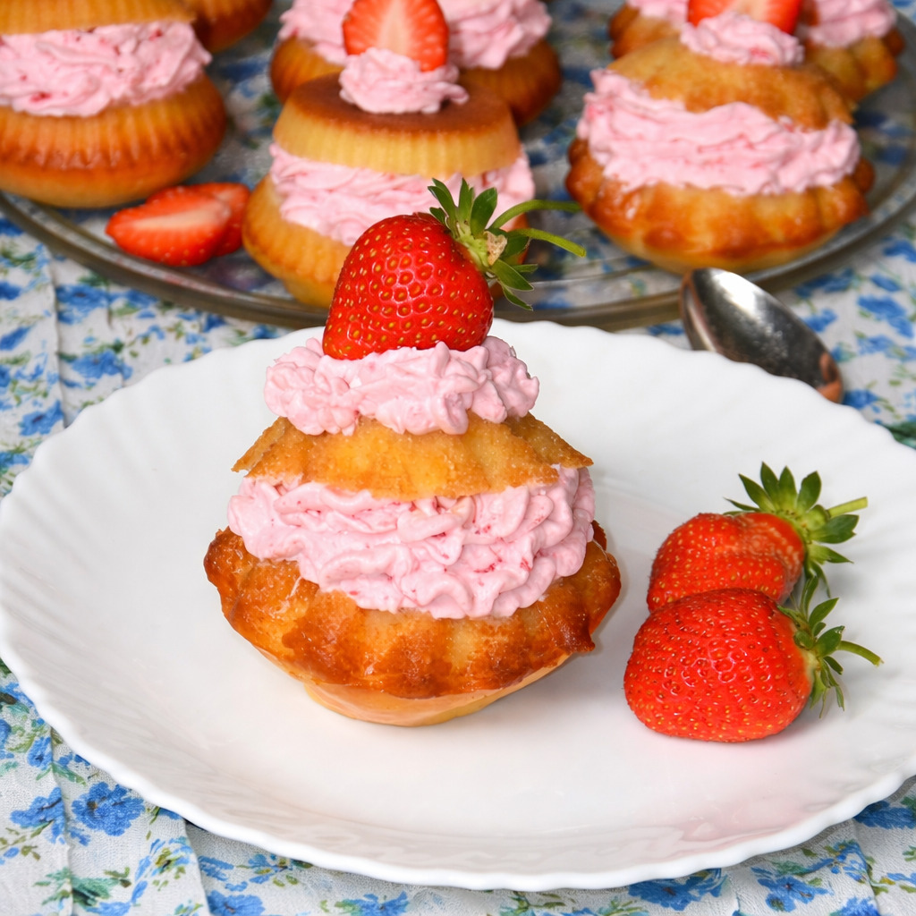 Savarine cu spuma de capsuni