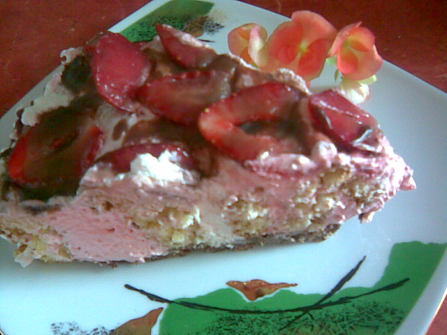 Tort  de  capsuni cu crema de capsuni