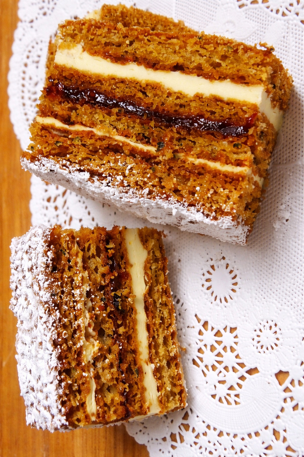 Prajitura cu foi de nuca si crema de unt