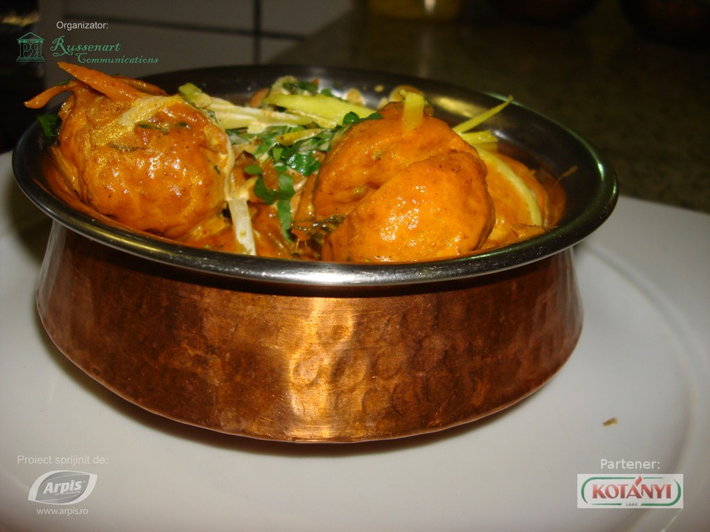 Chiftelute de pui in sos picant (Murgh kofla curry)