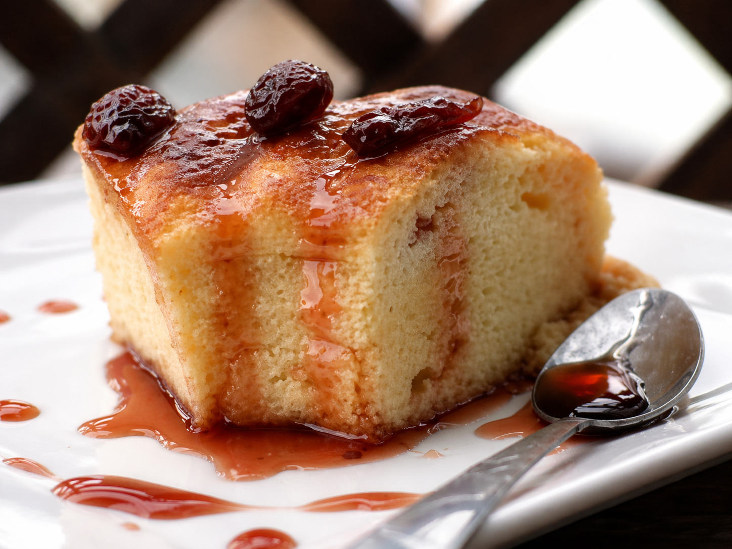Budincă de griş cu dulceaţă de vişine