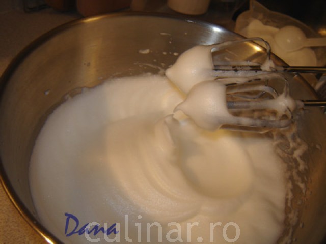 Cosulete de bezea cu crema si fructe