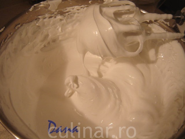Cosulete de bezea cu crema si fructe