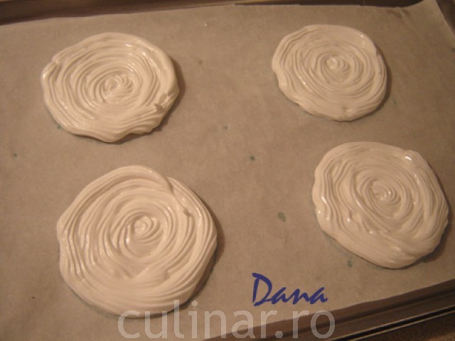 Cosulete de bezea cu crema si fructe