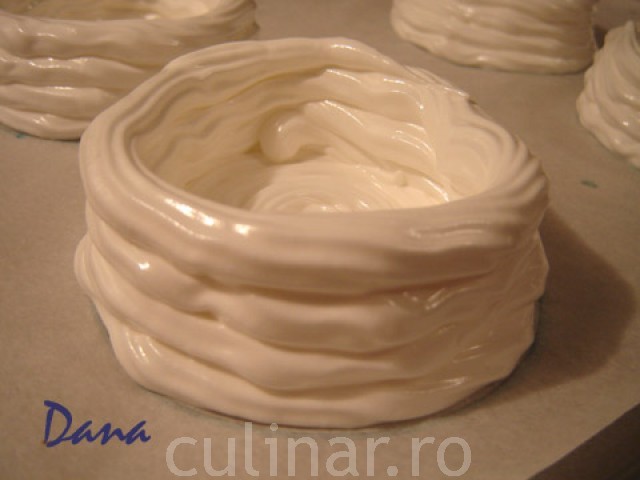 Cosulete de bezea cu crema si fructe