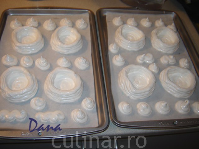 Cosulete de bezea cu crema si fructe