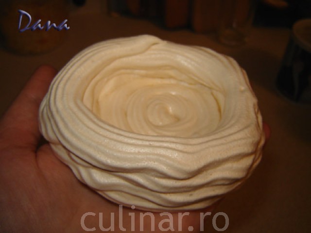 Cosulete de bezea cu crema si fructe