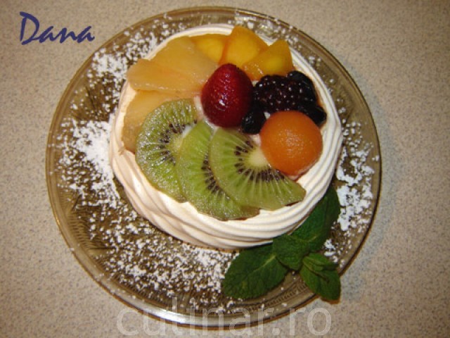 Cosulete de bezea cu crema si fructe