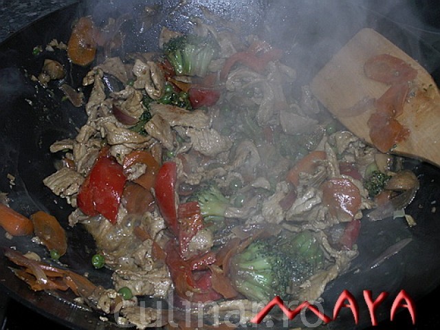 Porc exotic cu paste de wok