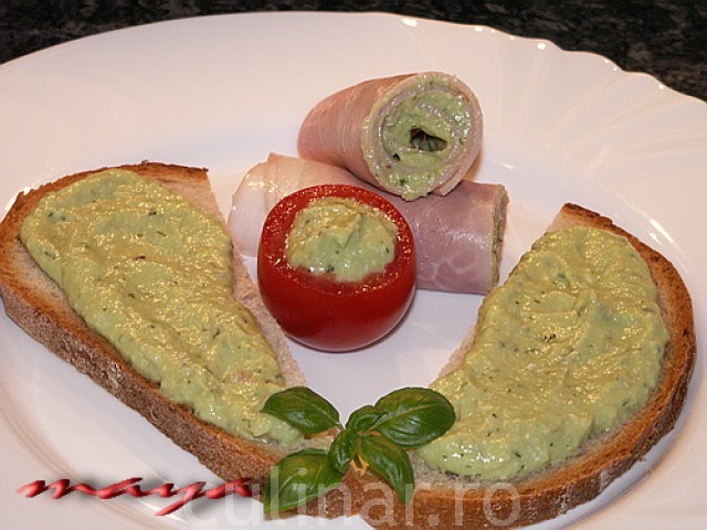 Pasta de avocado cu ou