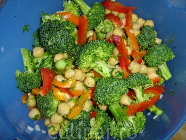 Broccoli marinat, salata racoritoare