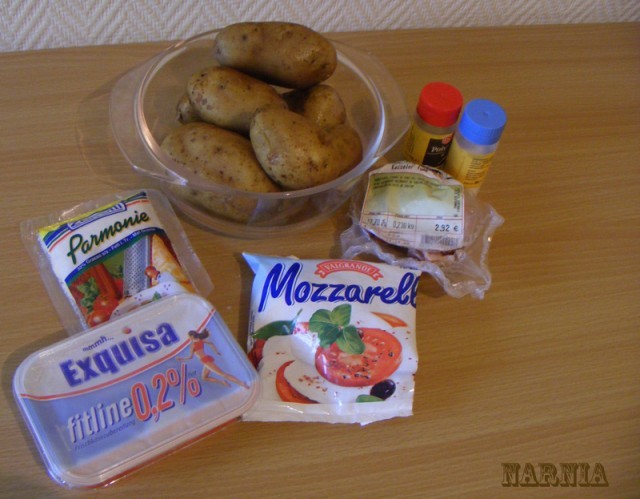 Cartofi umpluti cu branza si afumaturi