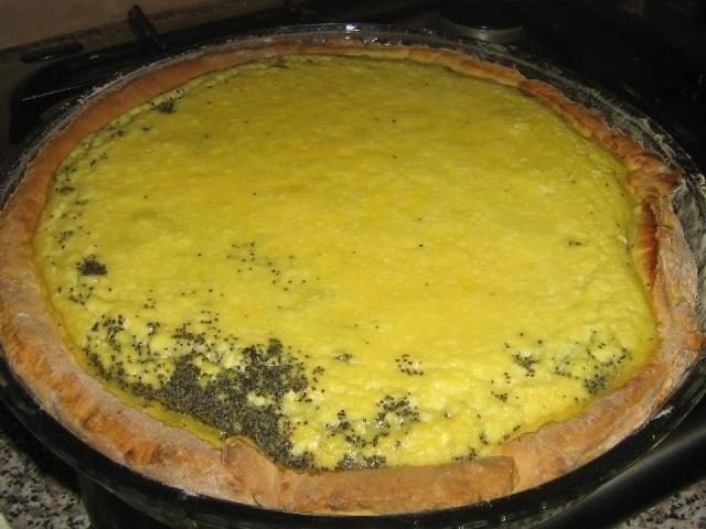 Tarta fina cu branza, mac si acoperis de bezea