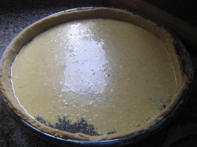 Tarta fina cu branza, mac si acoperis de bezea