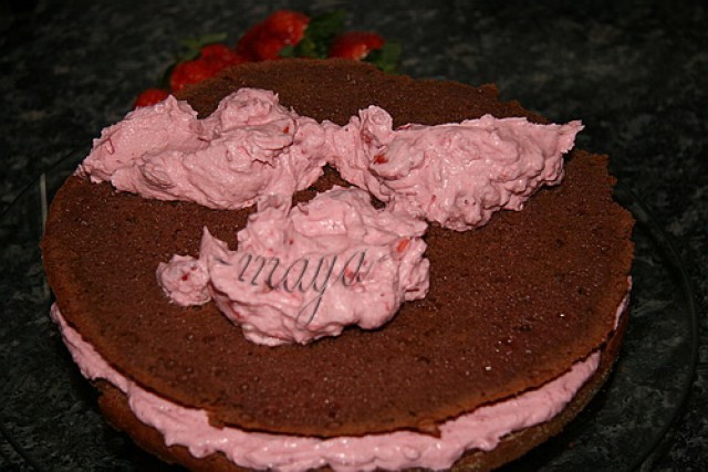 Tort de ciocolata cu crema de capsuni