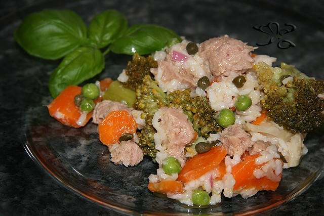 Salata de orez cu ton, legume si capere