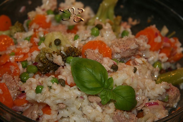 Salata de orez cu ton, legume si capere