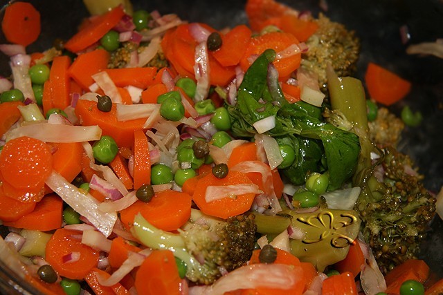 Salata de orez cu ton, legume si capere