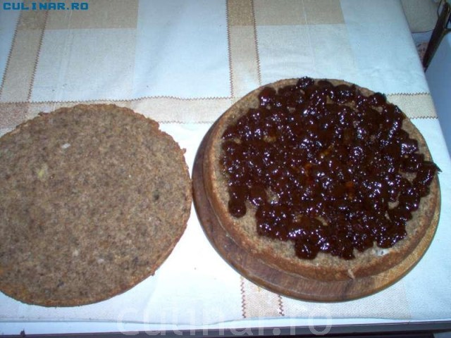 Tort cu nuca si dulceata de cirese amare