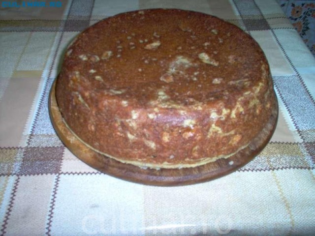 Tort cu nuca si dulceata de cirese amare