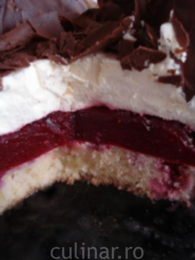 Tort de ciocolata alba cu inima roz de zmeura
