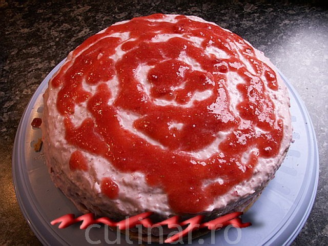 Tort de capsuni cu mascarpone