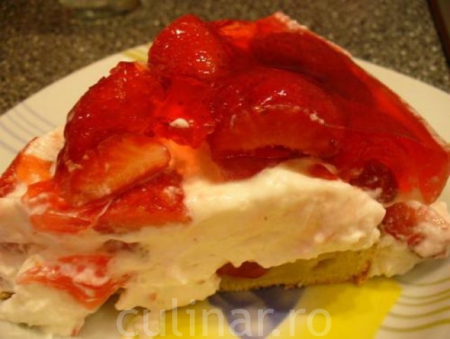 Tort de capsuni cu crema de branza