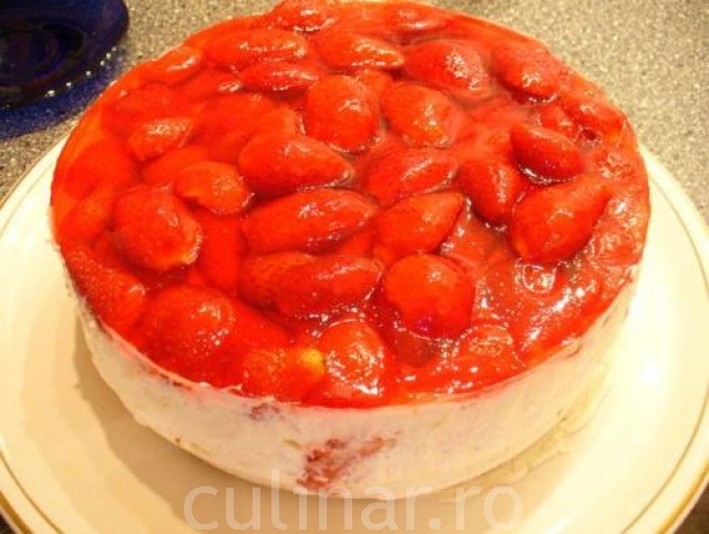 Tort de capsuni cu crema de branza