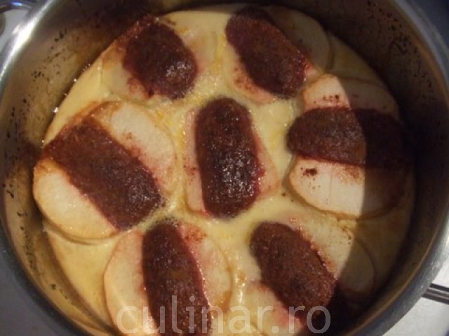 Tort de mere intregi cu crema de zahar ars