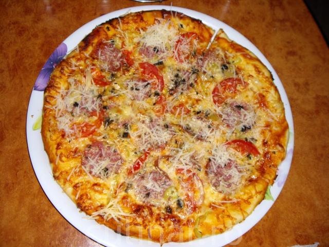 Pizza cu carnati taranesti