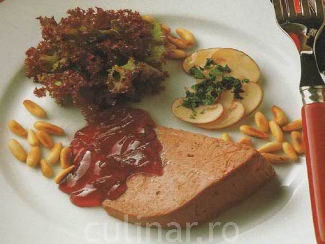 Terrine din ficat de pui si aspic de coacaze