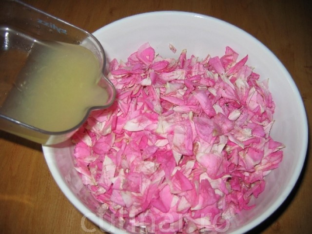 Dulceata de trandafiri