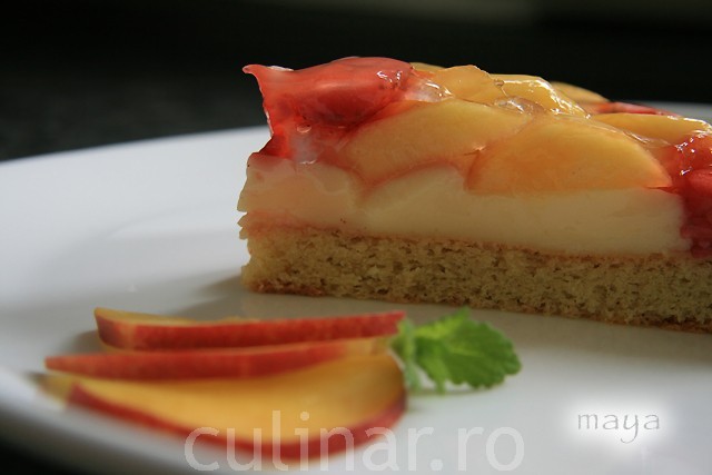 Tarta de migdale cu nectarine si capsuni